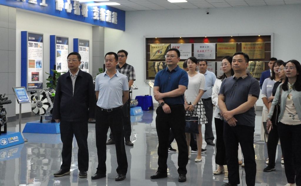昆明市国资委党组书记王磊一行到云南威廉希尔中文官网动力集团有限公司开展调研